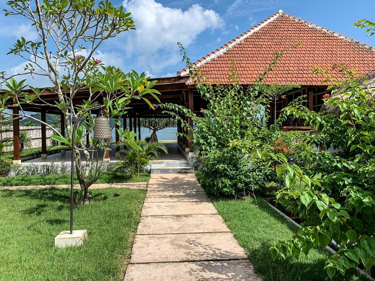 The Club Villas Lombok Sekotong Exterior photo